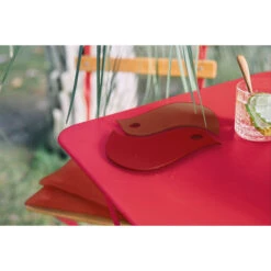 Dessous De Plat FERMOB Oiseaux - Rouge Ocre / Piment -Fermob 300208 dessous plat fermob oiseaux rouge ocre piment ambiance