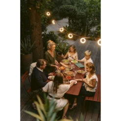 Guirlande Lumineuse FERMOB Hoop - Cerise Noire -Fermob guirlande hoop cerise noire ambiance 1