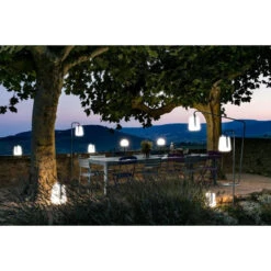 Lampe Nomade FERMOB Balad H 25 Cm - Carbone -Fermob lampe balad 25 carbone ambiance terrasse min