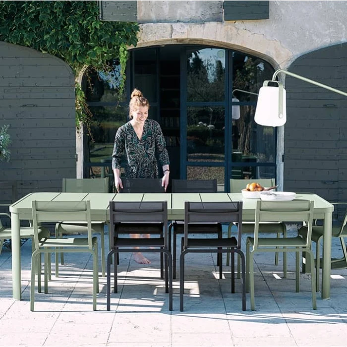 Table De Jardin 10 Personnes Avec 2 Rallonges FERMOB Oléron 155 / 255 X 100 Cm - Romarin 10 Table De Jardin 10 Personnes Avec 2 Rallonges FERMOB Oléron 155 / 255 X 100 Cm - Romarin – Image 8